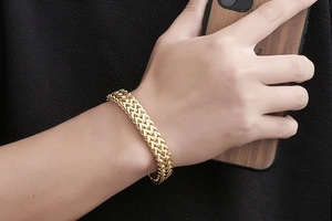 Gros plan du bracelet pour hommes en acier titane plaqué or à double rangée