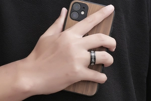Détail de la bague guitare arbre de vie noire pour hommes avec motif d'instrument