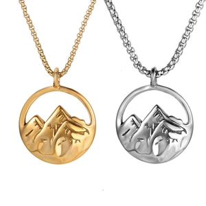 Collier chinois avec pendentif montagne en or et argent sur une chaîne ronde fine