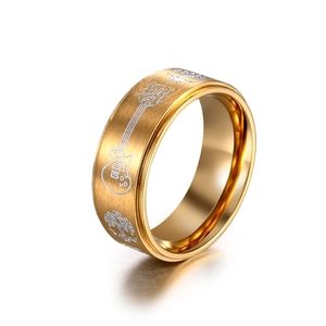 Bague en acier doré avec arbre de vie et guitare gravée, finition en métal brossé