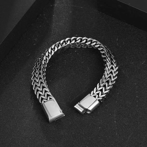 Bracelet gourmette Franco en acier titane poli argenté pour homme sur fond noir