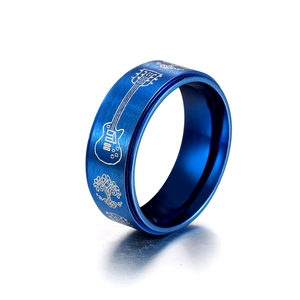 Bague en acier inoxydable brossé bleu avec arbre de vie et guitare gravés