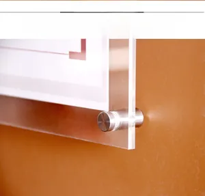 Detailansicht des Acrylrahmens mit Edelstahlbeschlägen für die Wandmontage am Haus