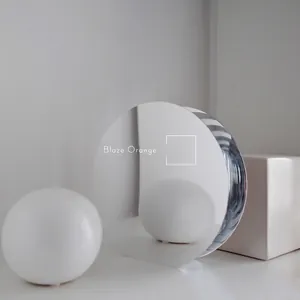 Vaso a specchio argento futuristico con sfere decorative su sfondo minimalista