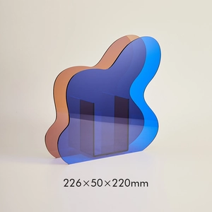 Detail view of wavy acrylic geometric vase in blue and amber showing dimensions 226x50x220mm