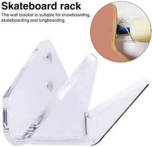 Dettaglio del supporto a parete in acrilico trasparente per skateboard e longboard