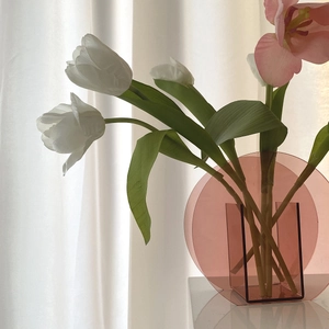 Detailansicht der rosa transparenten Acryl-Vase mit Licht durch einen weißen Vorhang