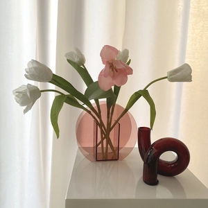 Rosa Acrylvase mit roter U-Skulptur und weißen Tulpen für moderne Dekoration