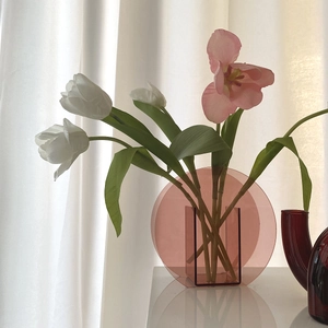 Detailansicht der pinkfarbenen geometrischen Acryl-Vase mit Tulpen für Wohndekoration