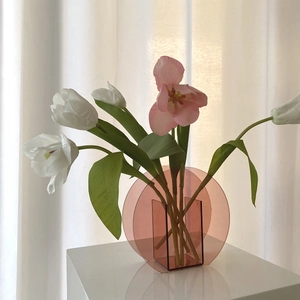 Detail einer rosa Acryl-Vase mit weißen Tulpen in modernem geometrischem Design