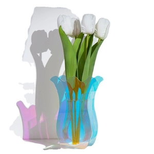 Vaso moderno in acrilico ondulato con finitura iridescente aurora e tulipani bianchi