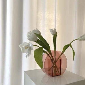 Rosa transparente Acryl-Vase mit Tulpen im geometrischen Design für moderne Wohndeko