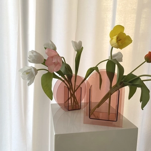 Modernes geometrisches Vasen-Set aus rosa Acryl mit Bogen- und Runddesign für Deko