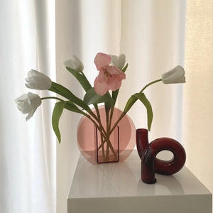 Moderne geometrische Acryl-Vase in Rosa mit rotem Glasdekor und weißen Tulpen
