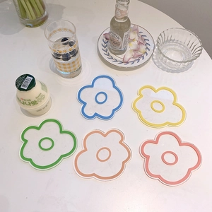 Lot de cinq dessous de verre en acrylique coloré en forme de fleur pour la table