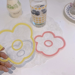 Sous-verres floraux en acrylique aux bords colorés dans un décor de thé chaleureux