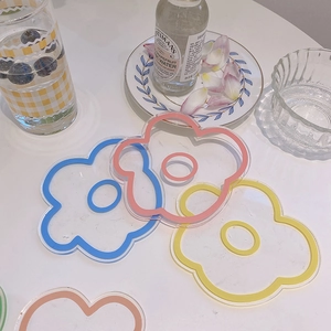 Vue de dessus de dessous de verre en acrylique translucide coloré en forme de fleur