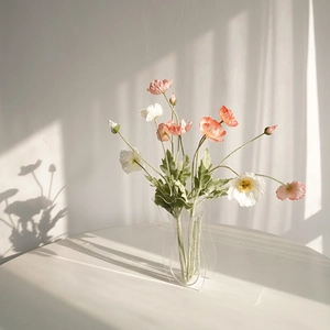 Nordische gewellte Acryl-Vase mit realistischen weißen und orangefarbenen Mohnblumen