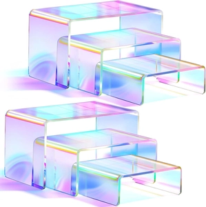 Dettaglio macro dei supporti in acrilico arcobaleno a U con finitura olografica cangiante