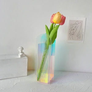 Irisierende Acryl-Blumenvase mit vertikalen Rippen und einzigartigem asymmetrischem Rand