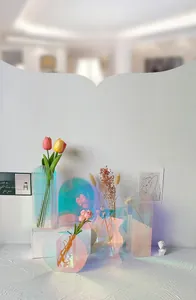 Nahaufnahme geometrischer Acrylvasen mit irisierendem Finish und nordischer Ästhetik