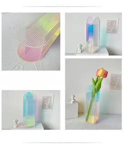 Detailansicht der schillernden Acrylvase mit vertikaler Rippenstruktur für moderne Deko