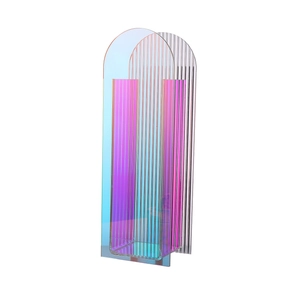 Moderne schillernde Acrylvase mit Regenbogen-Farbverlauf und stilvollem Bogenpanel-Design