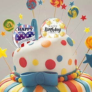 Dettaglio di cake topper per il Giorno dell'Indipendenza e compleanno su una torta