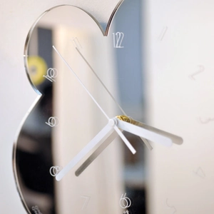 Minimalist cloud-shaped mirror wall clock with silver surface and artistic white numbers