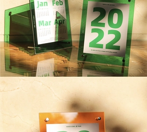 Detail van een creatieve acryl bureaukalender met groene en oranje panelen en schroeven