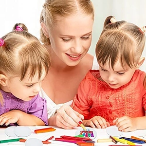 Dischi rotondi in acrilico trasparente per pittura fai-da-te durante attività creativa