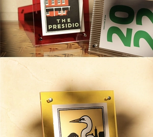 Detailopname van acryl fotolijst met metalen standaard schroeven en artistieke kaart