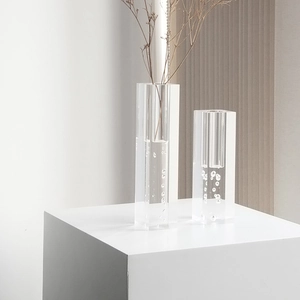 Minimalistische set van transparante rechthoekige acryl vazen met decoratieve bubbeltextuur