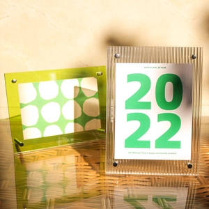 Moderne acryl fotolijst met gestructureerd glas en kleurrijke kalenderinzetstukken