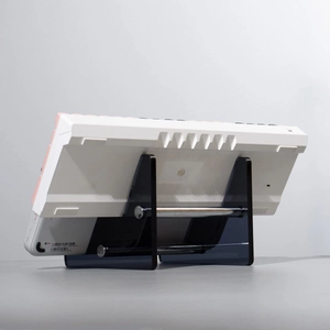 Detalle de teclado mecánico blanco en un soporte inclinado de acrílico gris oscuro