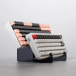 Moderno soporte de teclado inclinado de dos capas en acrílico gris oscuro sobre fondo blanco
