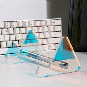 Detalle del soporte de teclado de acrílico iridiscente con efecto de degradado de color