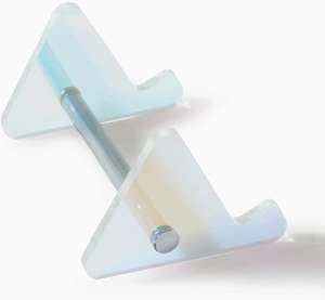 Vista detallada del soporte de teclado en acrílico iridiscente con base triangular