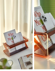 Detalle de organizador de escritorio de acrílico ámbar con estantes multilingües
