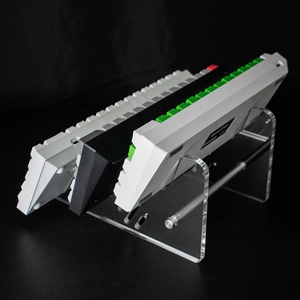Soporte de teclado mecánico de acrílico transparente de 3 niveles con varillas metálicas