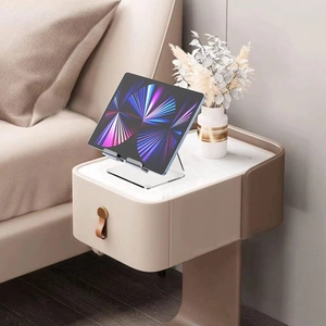 Détail du support iPad en acrylique transparent avec patins sur table de chevet