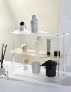 Estante organizador de acrílico ondulado de tres niveles para perfumes y cosméticos