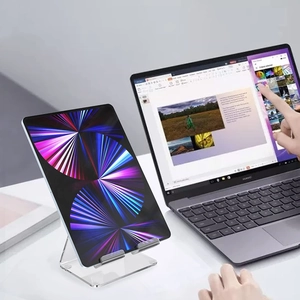 Détail macro du support transparent en acrylique pour tablette avec pieds antidérapants