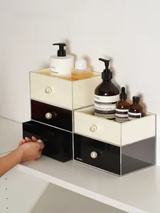 Détail du tiroir de rangement en acrylique avec finition blanc crème et poignée perle