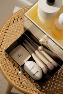 Détail de l'organisateur de maquillage en acrylique avec poignées perles et tiroirs