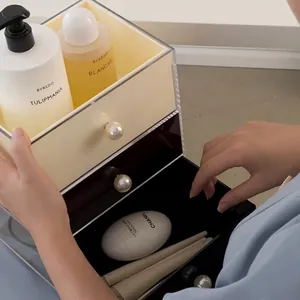 Organisateur de bureau en acrylique à trois niveaux avec poignées en perles pour cosmétiques
