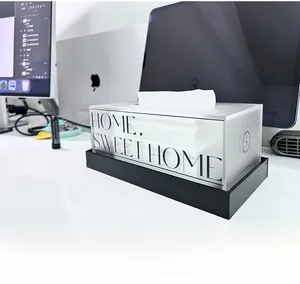 Detail der Acryl-Taschentuchbox mit Home Sweet Home-Text auf modernem Schreibtisch