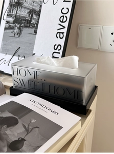 Detail der mattierten Acryl-Taschentuchbox mit Home-Schriftzug und schwarzem Sockel