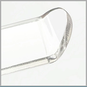 Détail du support de serre-tête en acrylique transparent aux bords polis en forme de U
