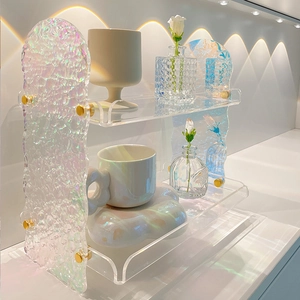 Dubbellaags kleurrijk acryl opbergrek voor bekers en cosmetica op het bureau